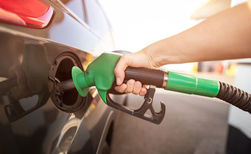 Imagen que muestra el combustible de gasolina representando el combustible que usan las motoazadas de ese tipo.