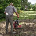 Hombre preparando el suelo de su jardín con una motoazada