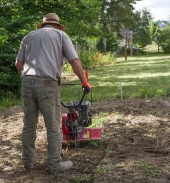 Hombre preparando el suelo de su jardín con una motoazada