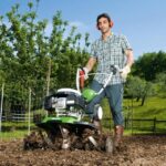 Imagen que muestra a una persona arando en su terreno con una motoazada de huerto.