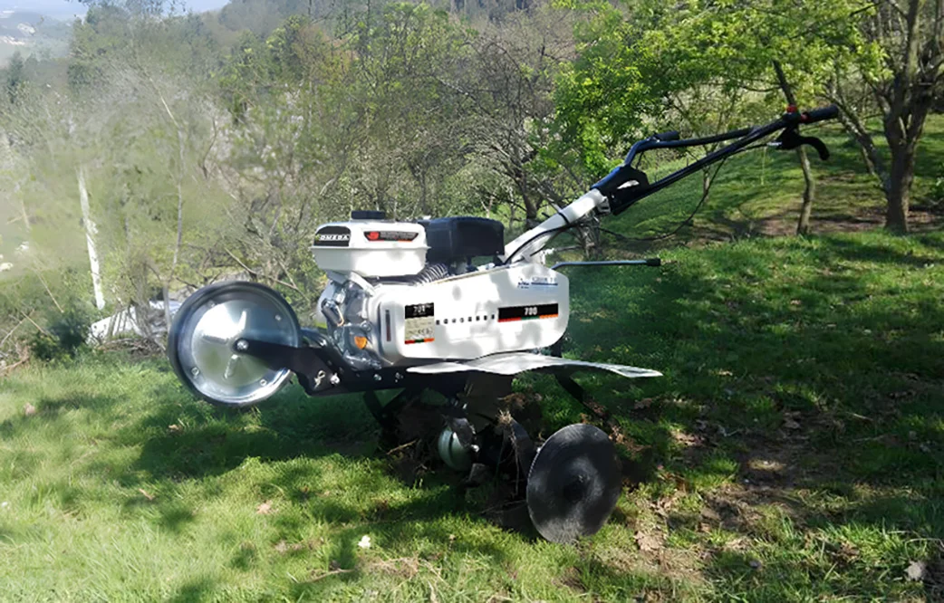 Preparando la motoazada para trabajar la tierra