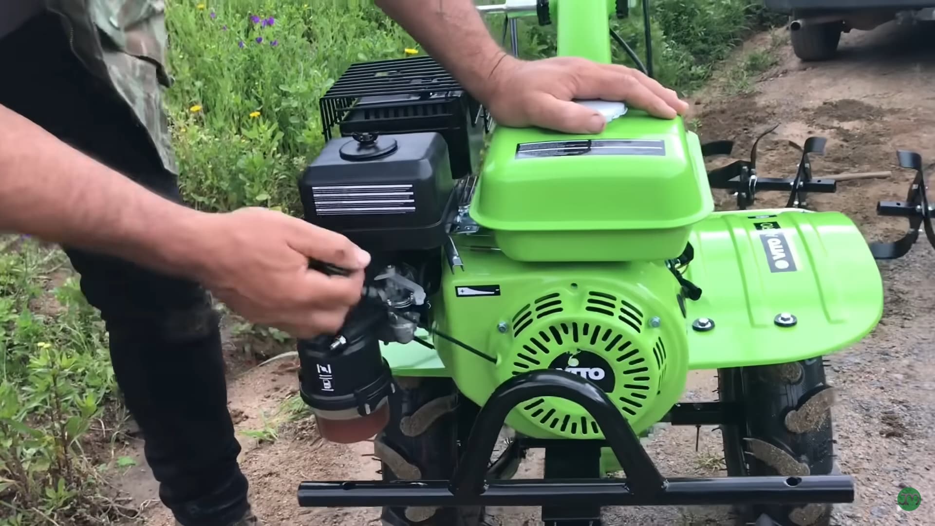 Arrancando automáticamente un motocultor moderno con el tirador de arranque