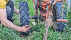 Cambiando un accesorio agrícola de una máquina de arar antigua