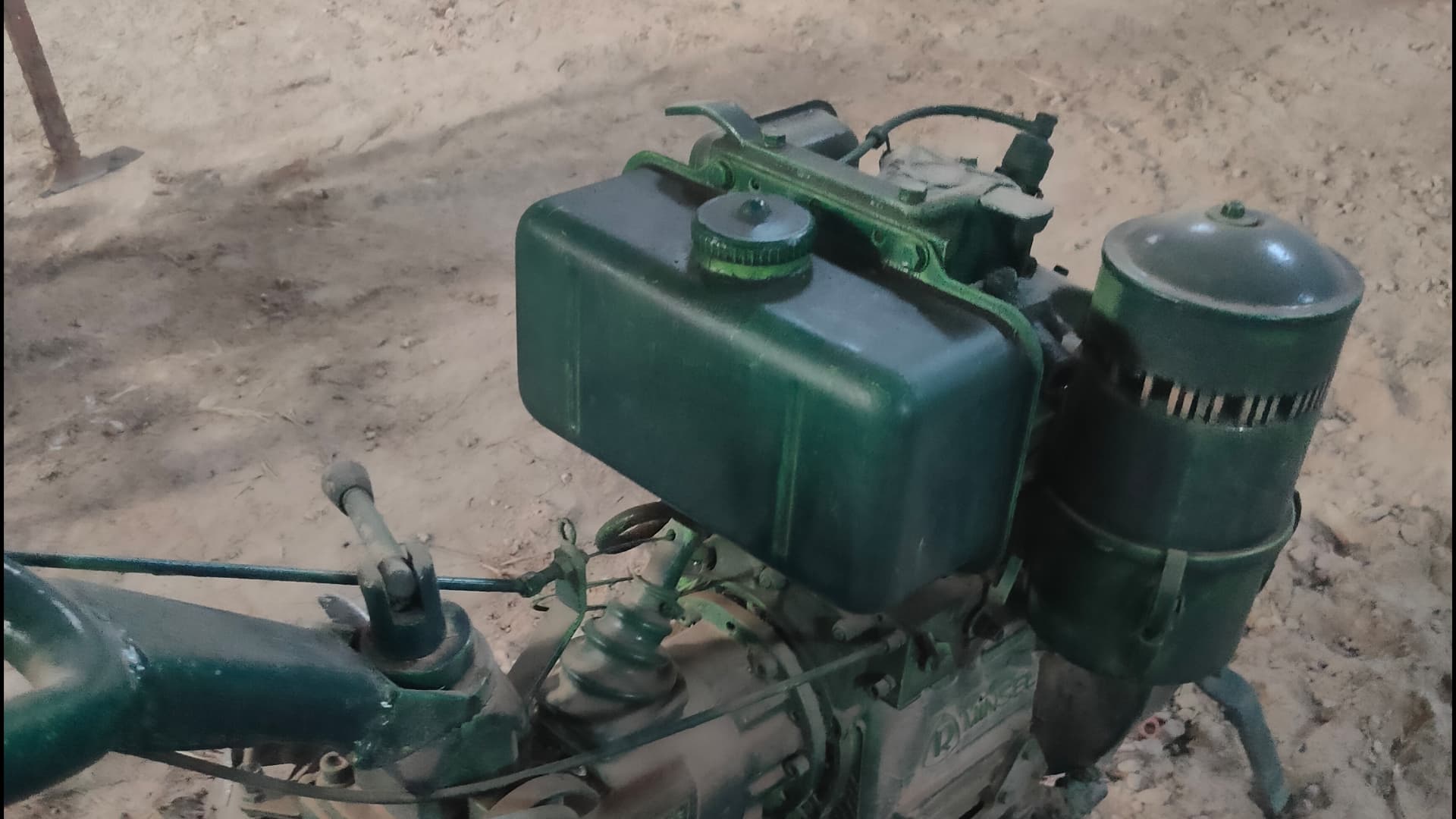 Deposito de gasolina de una máquina de arar antigua