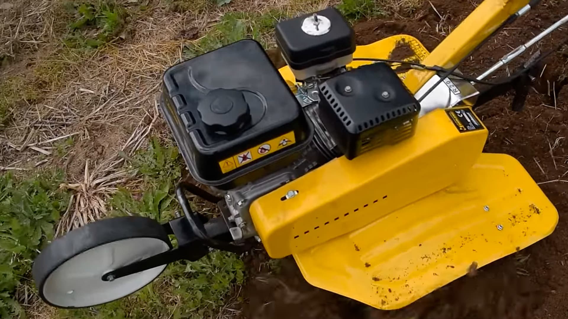 Deposito de gasolina de una máquina de arar moderna